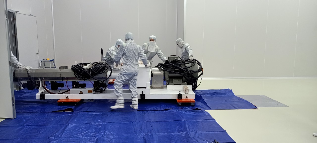 Hình ảnh đội công trình đưa máy vào phòng sạch - Konoike Vina - Công Ty TNHH Vận Tải Việt Nhật